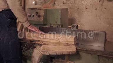 合上<strong>木工用</strong>木质材料在电锯上工作的人的镜头。 慢动作